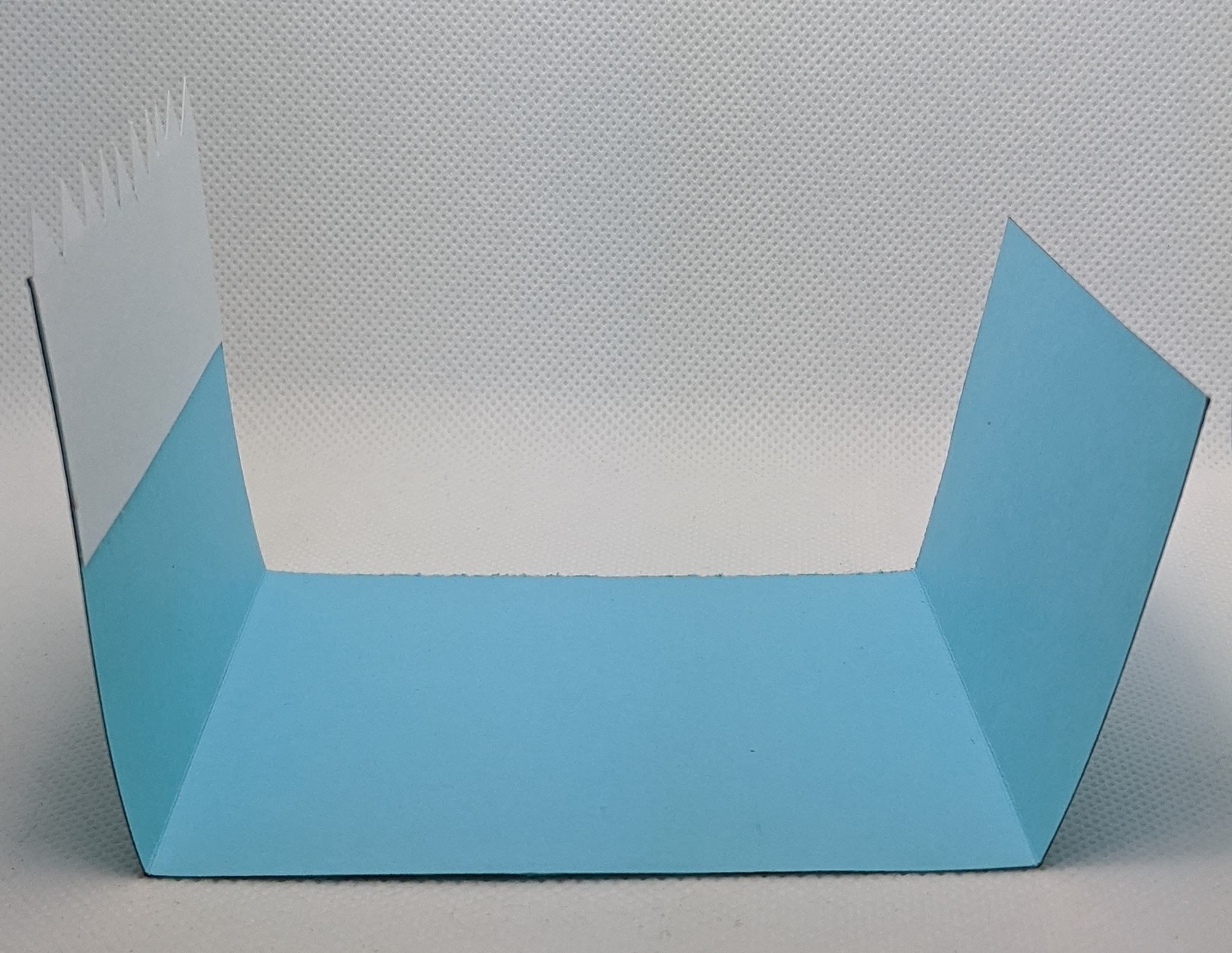 Petit monstre bleu pâle ouvert