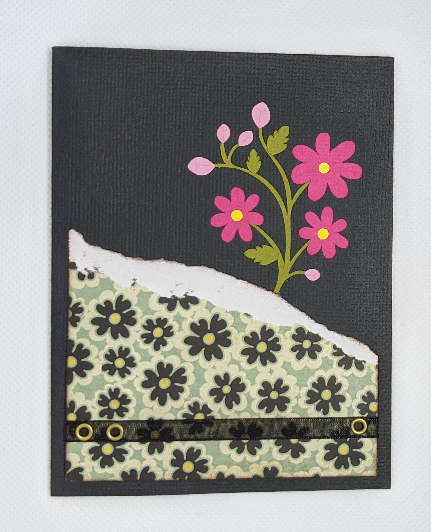 Carte florale avec papier déchiré à plat