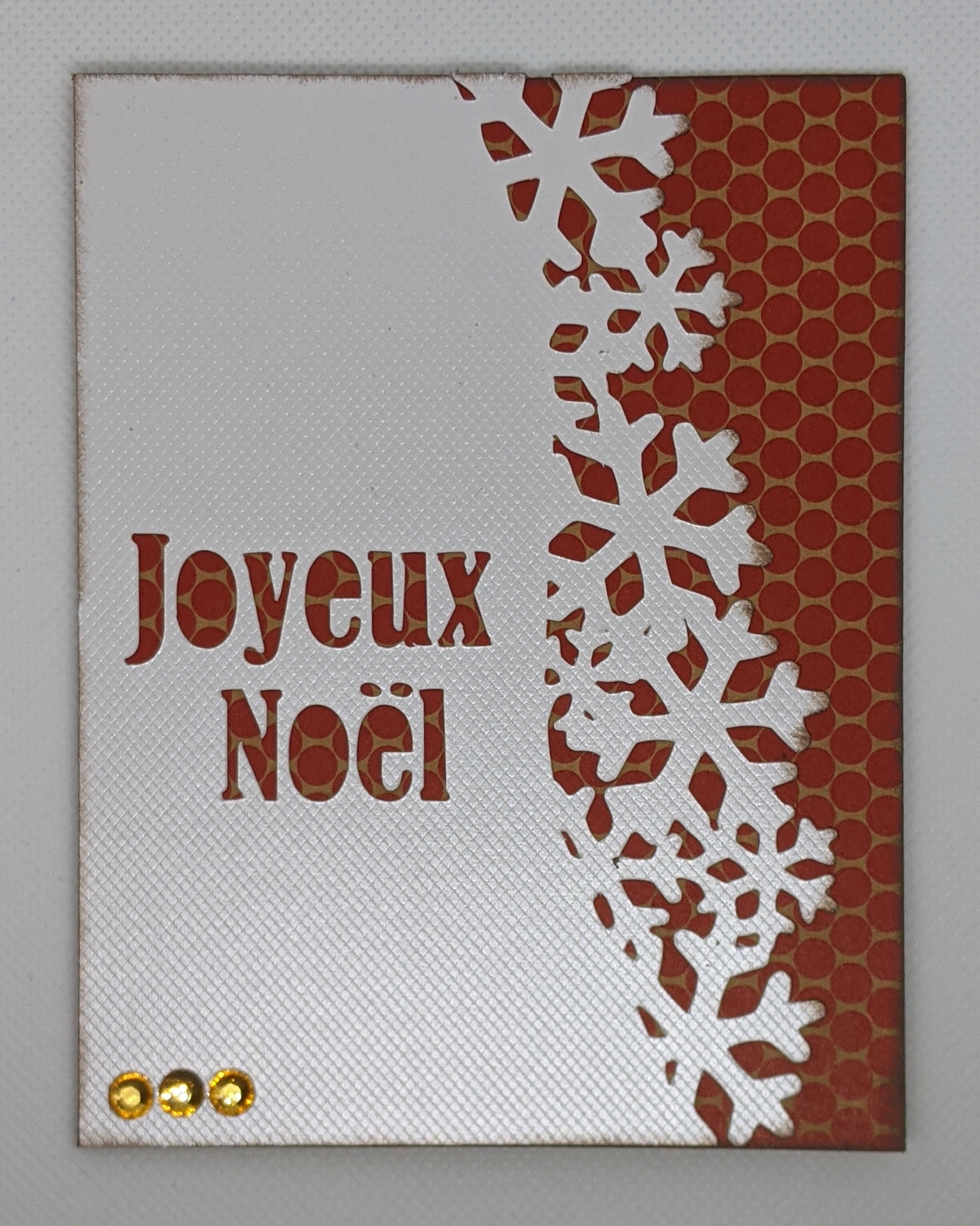 Carte rouge joyeux Noël et flocons à plat