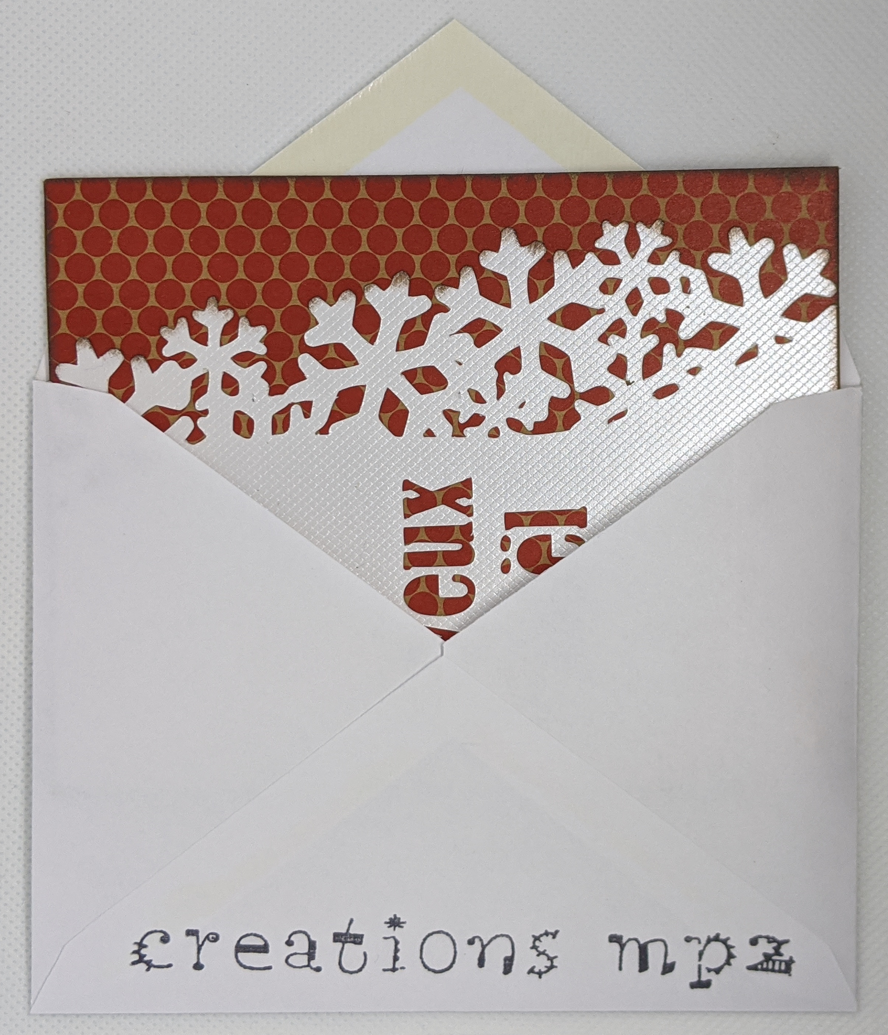 Carte rouge joyeux Noël et flocons enveloppe